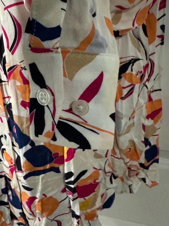 Chico’s Women’s Floral BottomDown Top Size 2 CreamMulticolor Lightweight Blouse - Picture 7 of 10